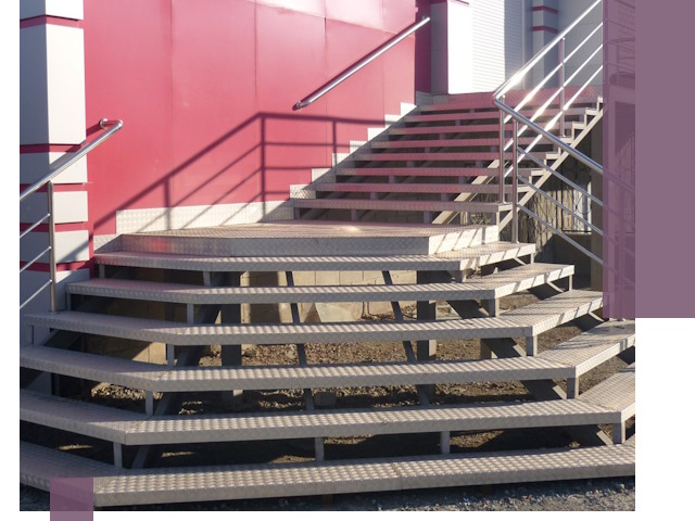 Лестницы для магазина в Ейске — изготовление и монтаж