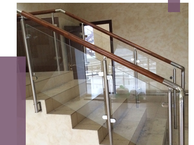 Комбинированные перила из металла и дерева в Ейске