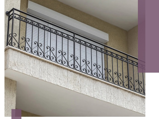 Балконные ограждения из металла и стекла в Ейске для домов