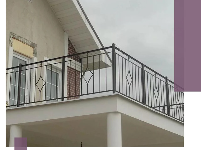 Изготовление балконных ограждений в Ейске из металла и стекла