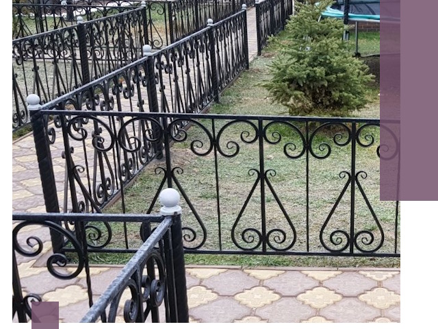 Кованые газонные ограждения под ключ в Ейске